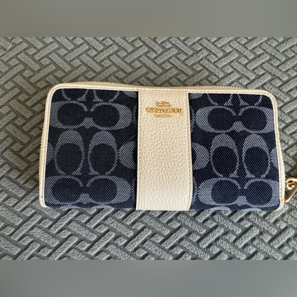 Coach Canvas/Leather Signature Jagquard wallet